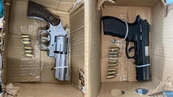 En la izquierda el arma