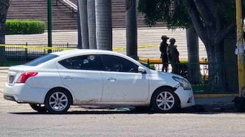 Dos hombres fueron víctimas de un ataque armado frente al Palacio Gobierno de Sinaloa.
Crédito: X/ @adiscusion