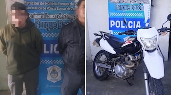 Un hombre con el rostro pixelado junto a un policía y una motocicleta blanca estacionada frente a un cartel institucional de la policía.