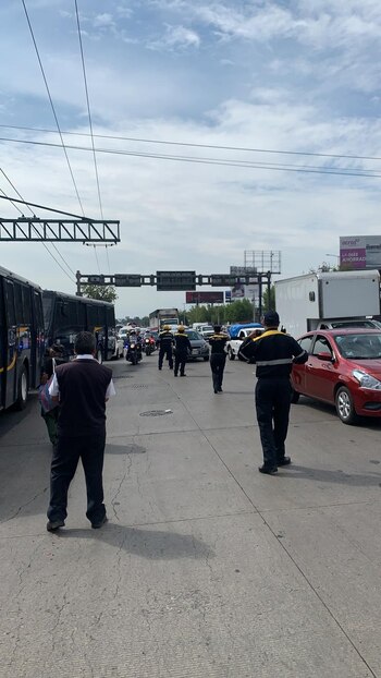 Policía capitalina intentó apoyar a los usuarios afectados por la manifestación de policías federales (Foto: @SSP_CDMX)