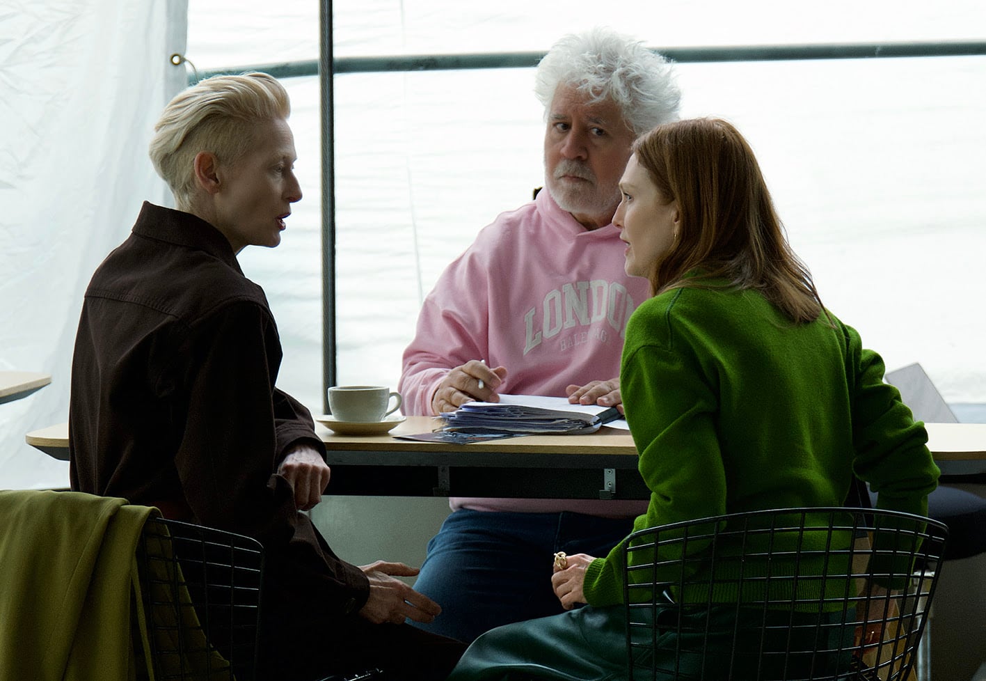 Tilda Swinton, Julianne Moore y Pedro Almodóvar en el rodaje de 