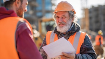 Si tiene antecedentes judiciales, las