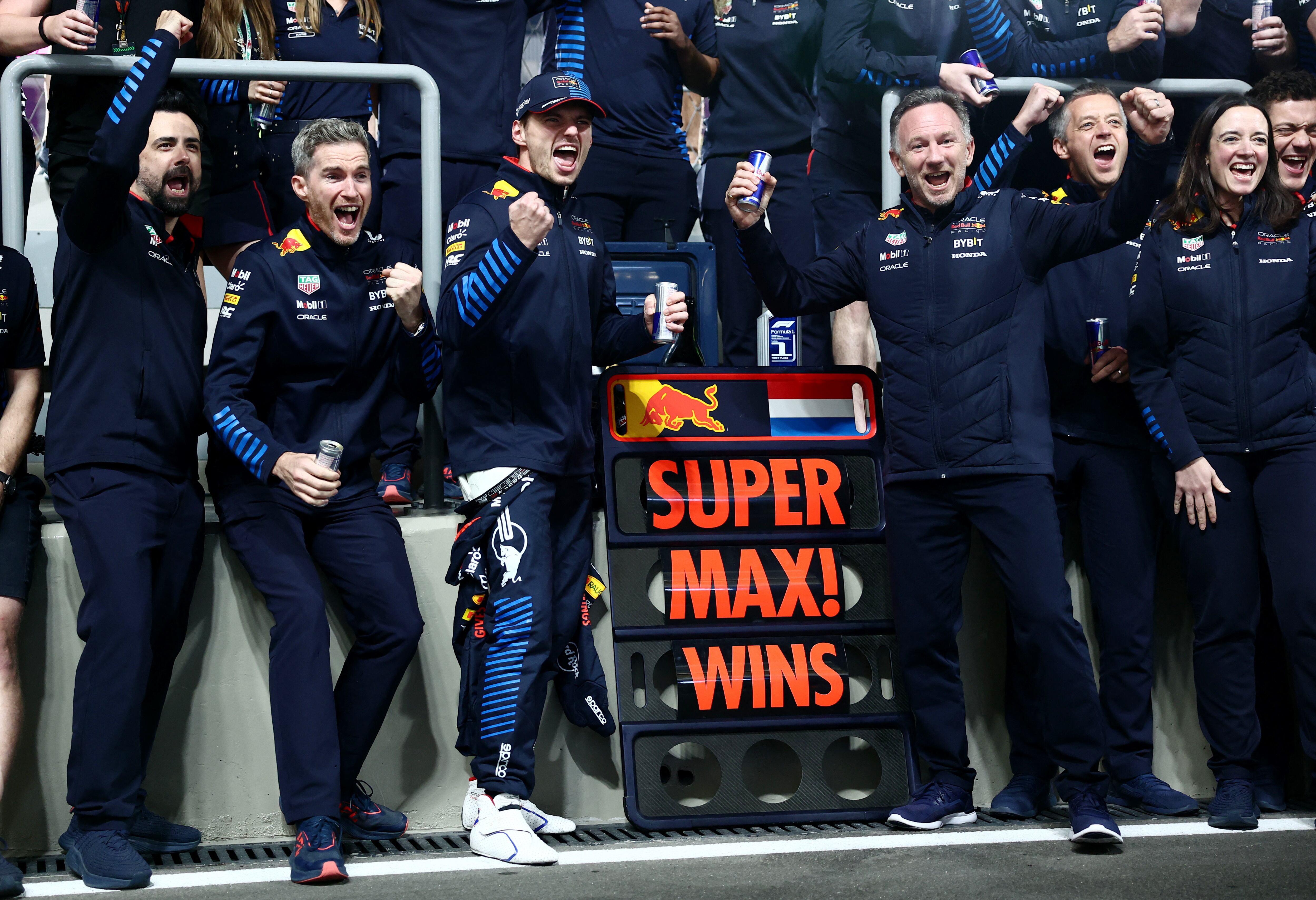 Verstappen, Horner y todo Red Bull en Qatar 2024. Allí Red Bull celebró el cuarto título del neerlandés en la F1 (REUTERS/Jakub Porzycki)