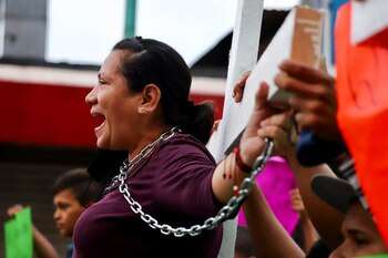 Otros migrantes se encadenaron a