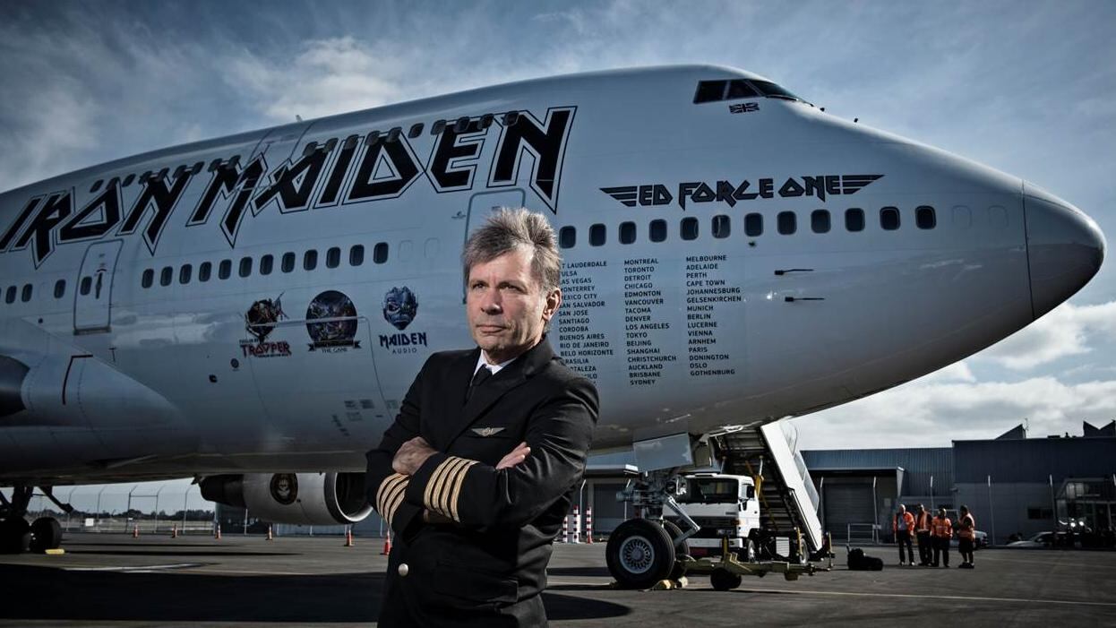 El cantante de Iron Maiden también es piloto de aviones, tiene una empresa aeronáutica y otra de cerveza. Se encargó de conducir el famoso Boeing 747 “Ed Force One” durante las giras mundiales de Iron Maiden.Crédito: X/ @@tuitipedia