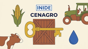 Ilustración plana de una llave dorada sobre una puerta de granero con los logos de INIDE y CENAGRO. Alrededor hay iconos de maíz, vaca, tractor y gota de agua.