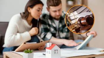 Una pareja revisa los papeles de la compra de una casa. (Freepik)