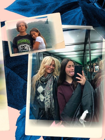 Mujer rubia y adolescente de pelo oscuro se toman una selfie en ascensor con espejos; la adolescente saca la lengua. Una foto superpuesta muestra a un niño y una niña abrazados al aire libre