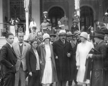 Amable y paciente, posando en