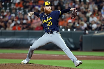 Dustin May abrirá por los Milwaukee Brewers. (AP Foto/Daniel Kucin Jr.)