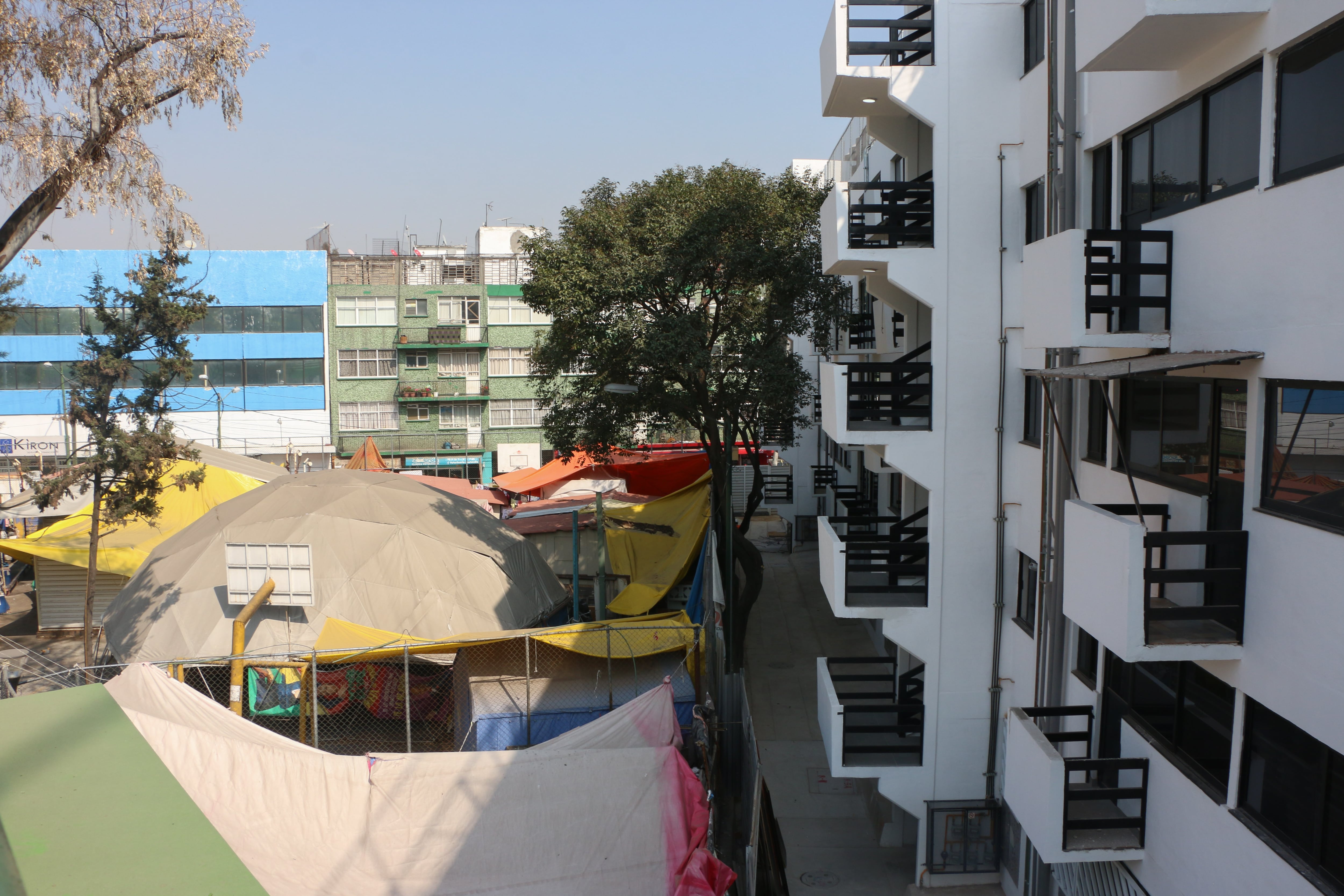 CIUDAD DE MÉXICO, 18DICIEMBRE2019.- Claudia Sheinbaum, jefa de Gobierno de la ciudad, realizó un recorrido por el Multifamiliar Tlalpan dañado por el sismo del 2017, esto para supervisar el avance de los trabajos de reconstrucción de las viviendas. Cabe mencionar que vecinos de la unidad habitacional denunciaron anomalías durante la construcción y el papeleo de los departamentos. FOTO: ROGELIO MORALES /CUARTOSCURO.COM