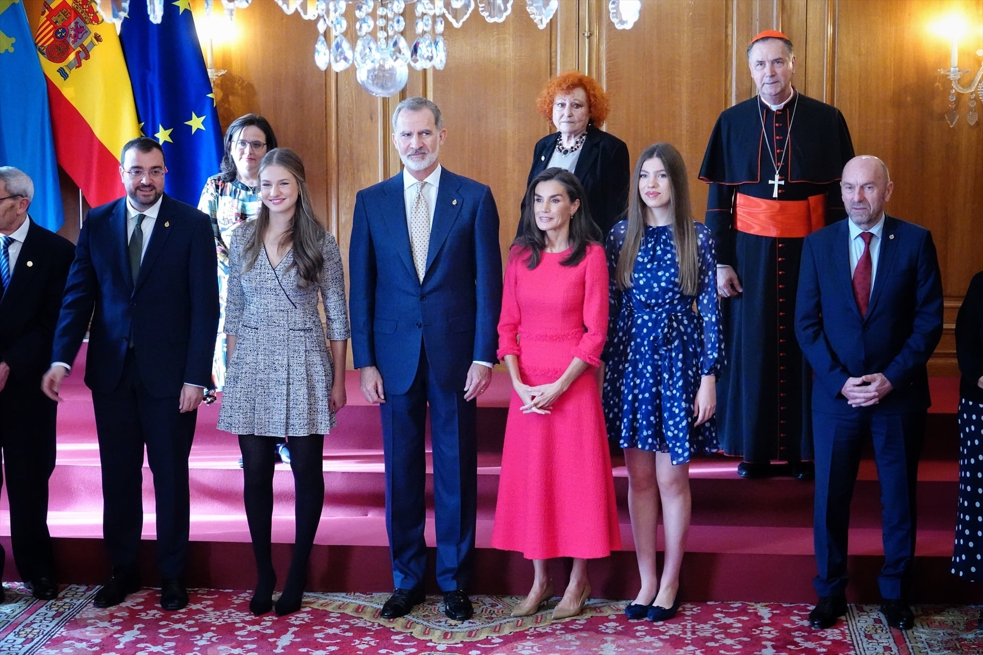 El presidente del Gobierno de Asturias, Adrián Barbón; la princesa Leonor, los reyes, Felipe VI y Letizia y la infanta posan junto a los galardonados con las Medallas de Asturias 2024. (Xuan Cueto / Europa Press)