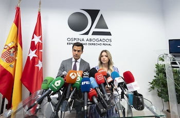 29/08/2024 Los abogados de Edwin Arrieta Juan Gonzalo Ospina y Beatriz Uriarte durante una rueda de prensa, en los despachos Ospina Abogados, tras conocerse la sentencia del 'caso Sancho', a 29 de agosto de 2024, en Madrid (España). La rueda de prensa ha tenido lugar tras conocer la sentencia del 'caso Sancho'. La Justicia de Tailandia condena a Daniel Sancho a cadena perpetua tras haber probado que asesinó de forma premeditada al cirujano colombiano Edwin Arrieta, a principios de agosto del año pasado en la isla de Koh Phangan, en el sudeste de Tailandia. Además, la familia del condenado debe pagar a la de la víctima 106.000 de euros. Sancho lleva en prisión provisional desde el año pasado por los delitos de ocultación del cadáver y destrucción de documentación ajena.
POLITICA
Alberto Ortega - Europa Press