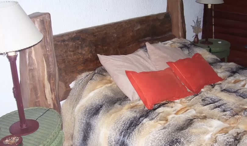 Foto de la habitación principal de la cabaña de Carlos Menem
