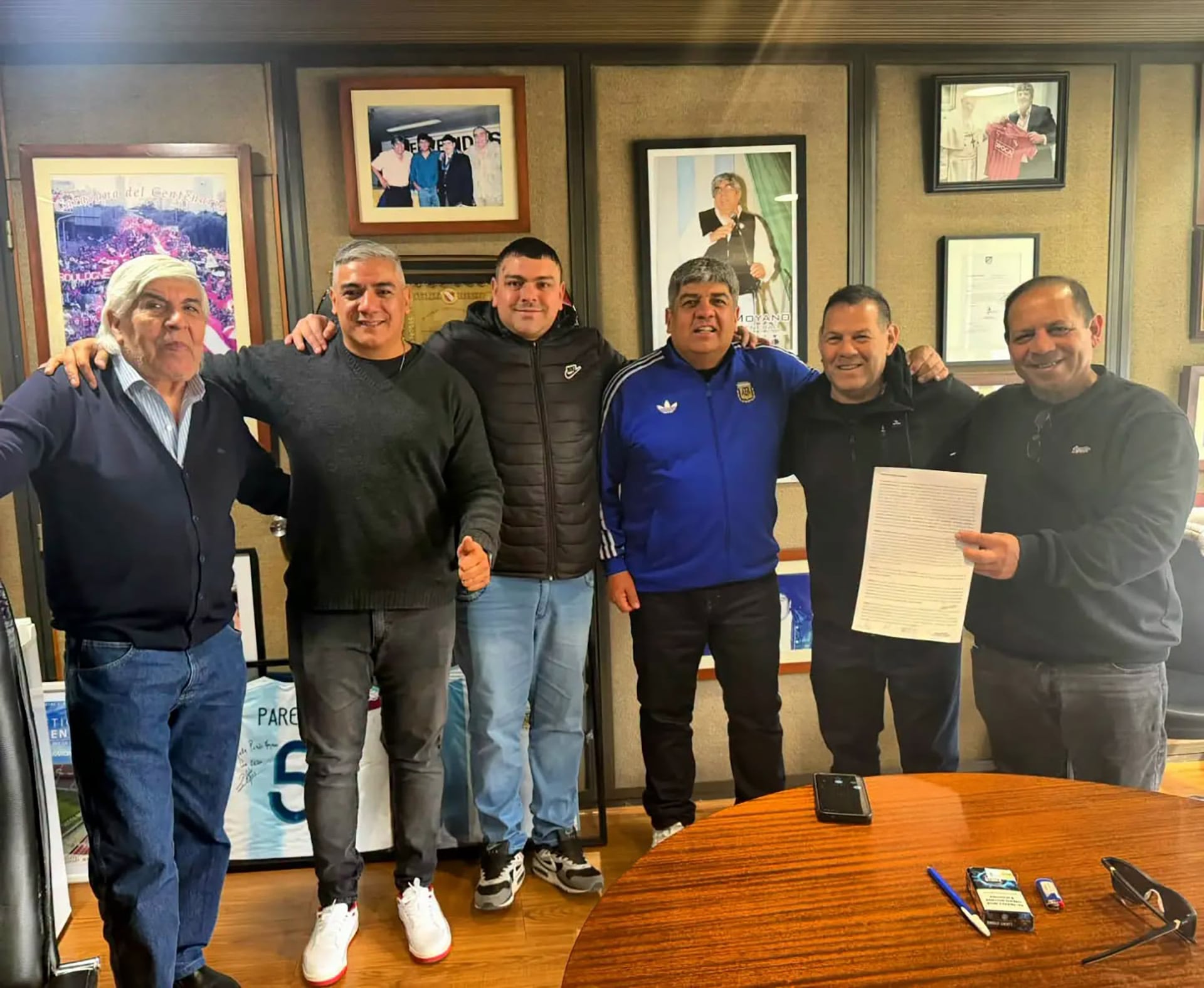 Hugo Moyano y Pablo Moyano, con trabajadores de la empresa DHL que recibieron indemnizaciones por el traspaso a Loginter