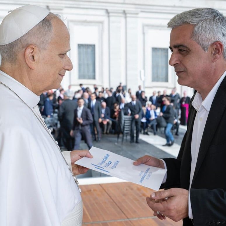 El titular del CIN y el papa León XIV, en el Vaticano