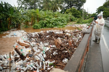 La basura acumulada en drenajes y calles aumenta el riesgo de inundaciones urbanas, aunque se prevé menos lluvia acumulada que en años anteriores y no se descartan tormentas tropicales. (EFE/ Rodrigo Sura)