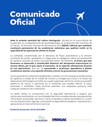 Documento oficial con fondo azul, texto blanco 'Comunicado Oficial' y un ícono de avión. Contiene información sobre el volcán Santiaguito y logos de La Aurora y DGAC