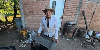 Becerra contó que empezó a trabajar a los 13 años y que en San Javier las opciones laborales se concentraban en el corte de adobe y la recolección de yuyos medicinales (Captura/YouTube/De Musica Rutera)