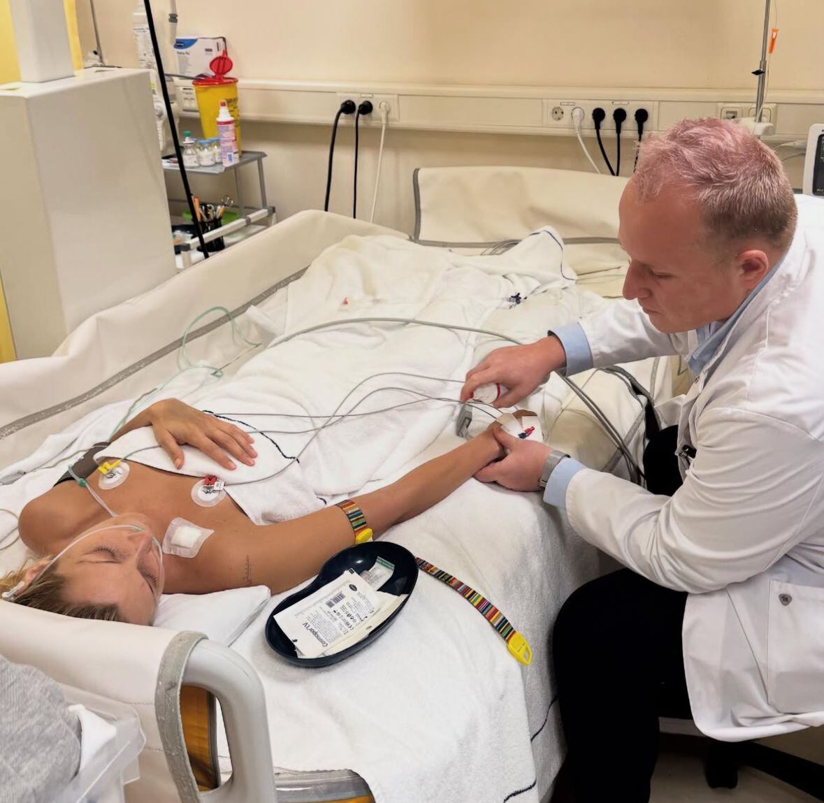 La revisión minuciosa del cuerpo y la ropa después de paseos por la naturaleza es clave para prevenir picaduras de garrapatas (Instagram: @yolanda.hadid)