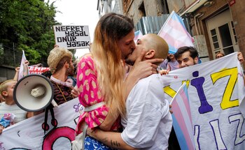 Los activistas comparten un beso
