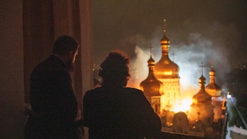 Las fotos del ataque ruso que incendió la Catedral de la Dormición, el monumento más sagrado de Kiev