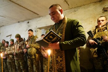 Un capellán militar ortodoxo dirige