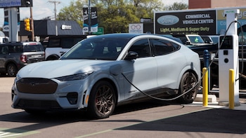 Ford retira más de 110.000 Mustangs y Mustang Mach-E en EE. UU.: los fallos que obligan a revisar los autos