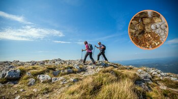 Unos excursionistas salen a la