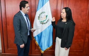 Bernardo Arévalo juramentó a Jonathan Menkos nuevamente como ministro de Finanzas Públicas de Guatemala.