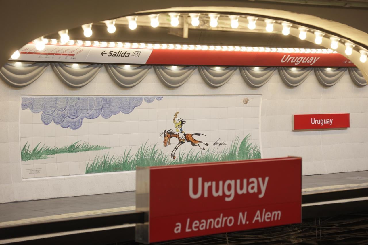 La estación Uruguay de la línea B reabre con una intervención artística inspirada en la avenida Corrientes y la tradición teatral porteña