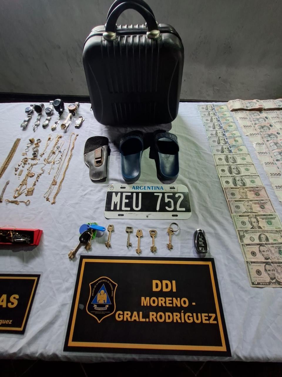 Los agentes incautaron millones de pesos, dólares y demás elementos de interés para la causa