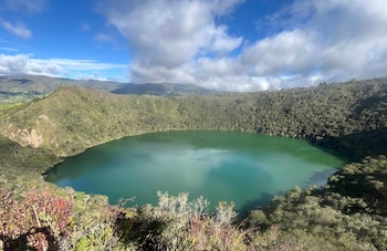 El cacique muisca entregaba ofrendas de oro y esmeraldas en la laguna de Guatavita durante la ceremonia que dio origen a la leyenda de El Dorado - crédito Google Maps