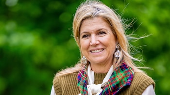 La reina Máxima de Holanda confía en la moda española para su aventurero look de scout: combina el pañuelo reglamentario con un chaleco de Massimo Dutti