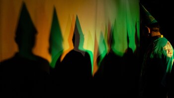 Vivir dentro de la caverna,