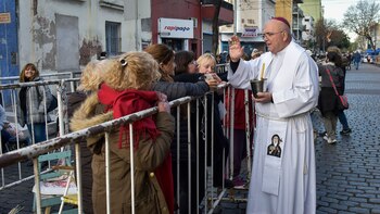 El padre Ernesto Giobando bendiciendo