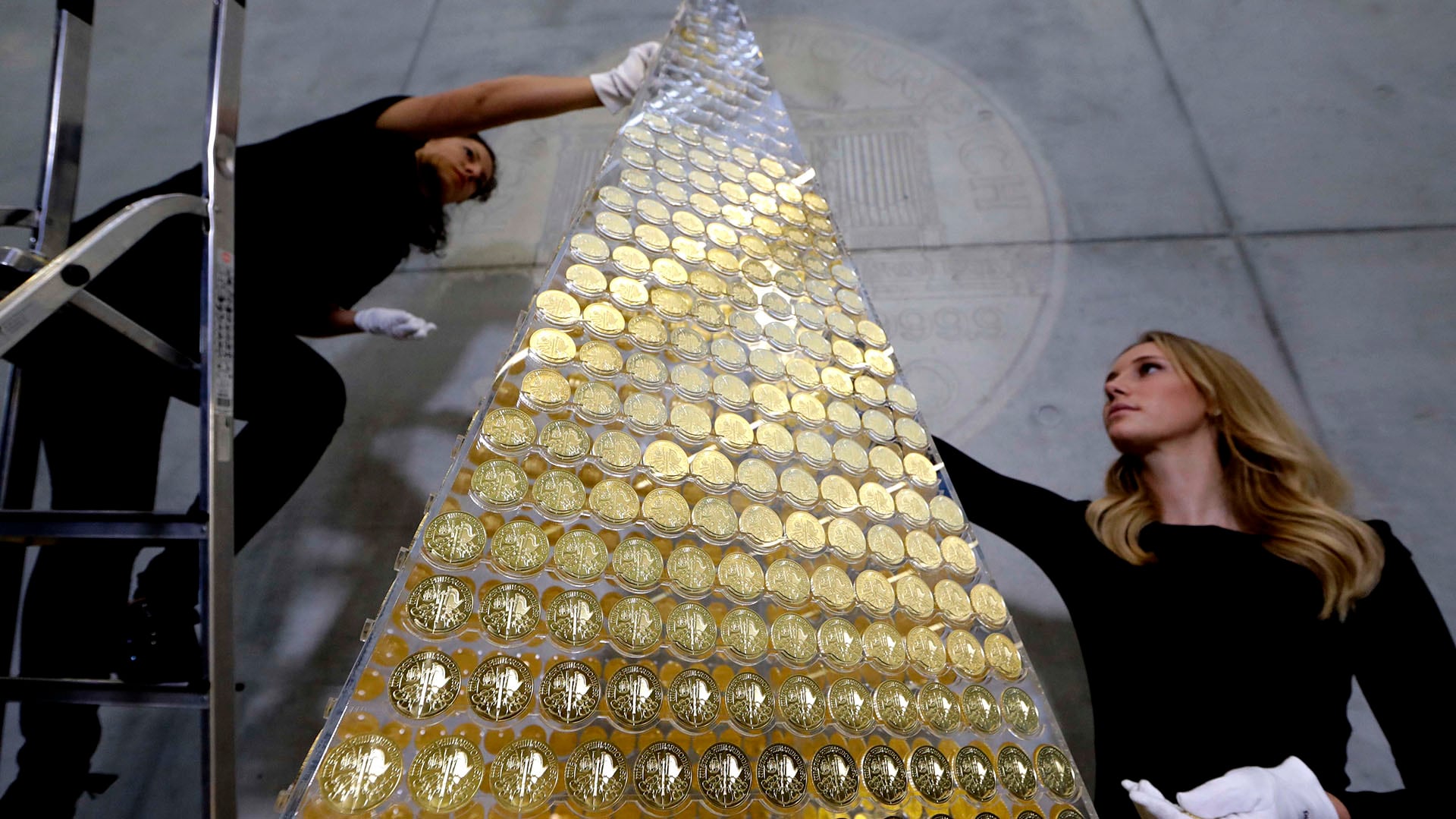 El árbol de Navidad más caro del mundo, hecho de oro puro, se exhibe en Múnich y redefine el lujo navideño (AP)