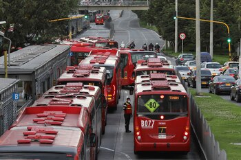 Transmilenio system buses are seen during rush hour before the start of a mandatory total isolation decreed by the mayor's office, amidst an outbreak of the coronavirus disease (COVID-19), in Bogota, Colombia January 7, 2021. REUTERS/Luisa Gonzalez