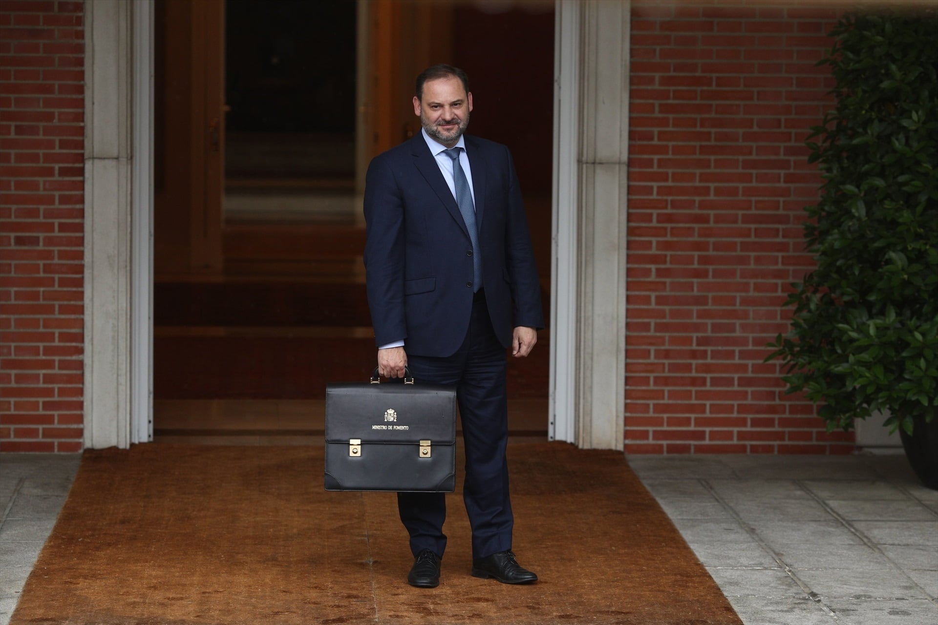 José Luis Ábalos sosteniendo la cartera de Fomento (Europa Press)