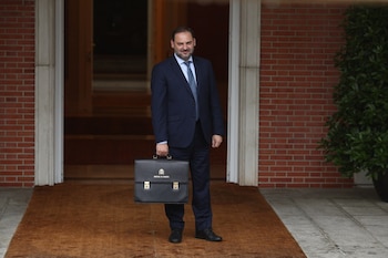 José Luis Ábalos sosteniendo la cartera de Fomento (Europa Press)
