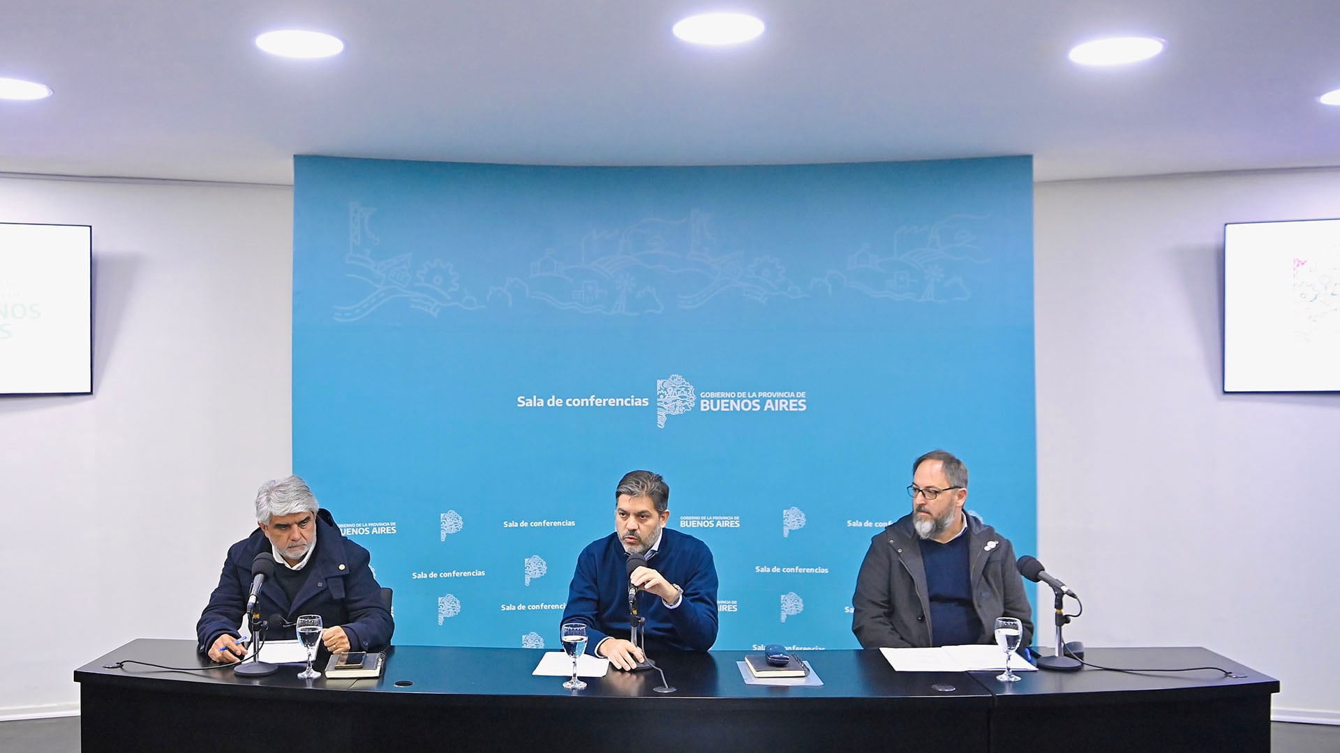 Carlos Bianco, Gastón Ghioni y Walter Correa participan en una conferencia de prensa en la Sala de Conferencias del Gobierno de la Provincia de Buenos Aires.