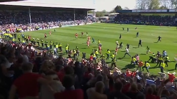 “La mayor locura de la historia”: la épica definición en el ascenso inglés con un gol agónico y dos invasiones de cancha