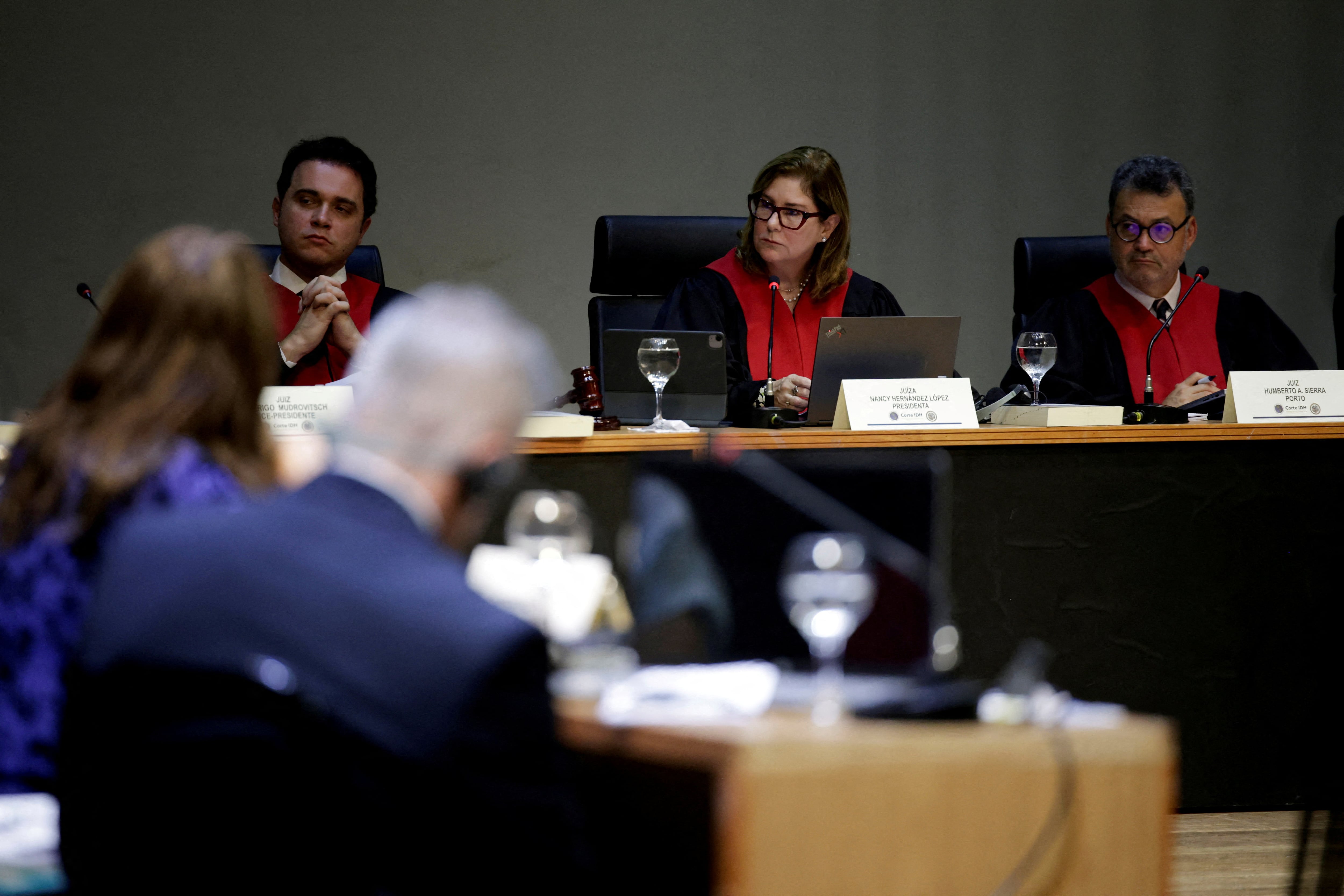 FILE PHOTO: Rodrigo Mudrovitsch, a la izquierda, presidente de la IDH, durante una audiencia en Manaos, Brasil, en 2024. REUTERS/Bruno Kelly/File Photo