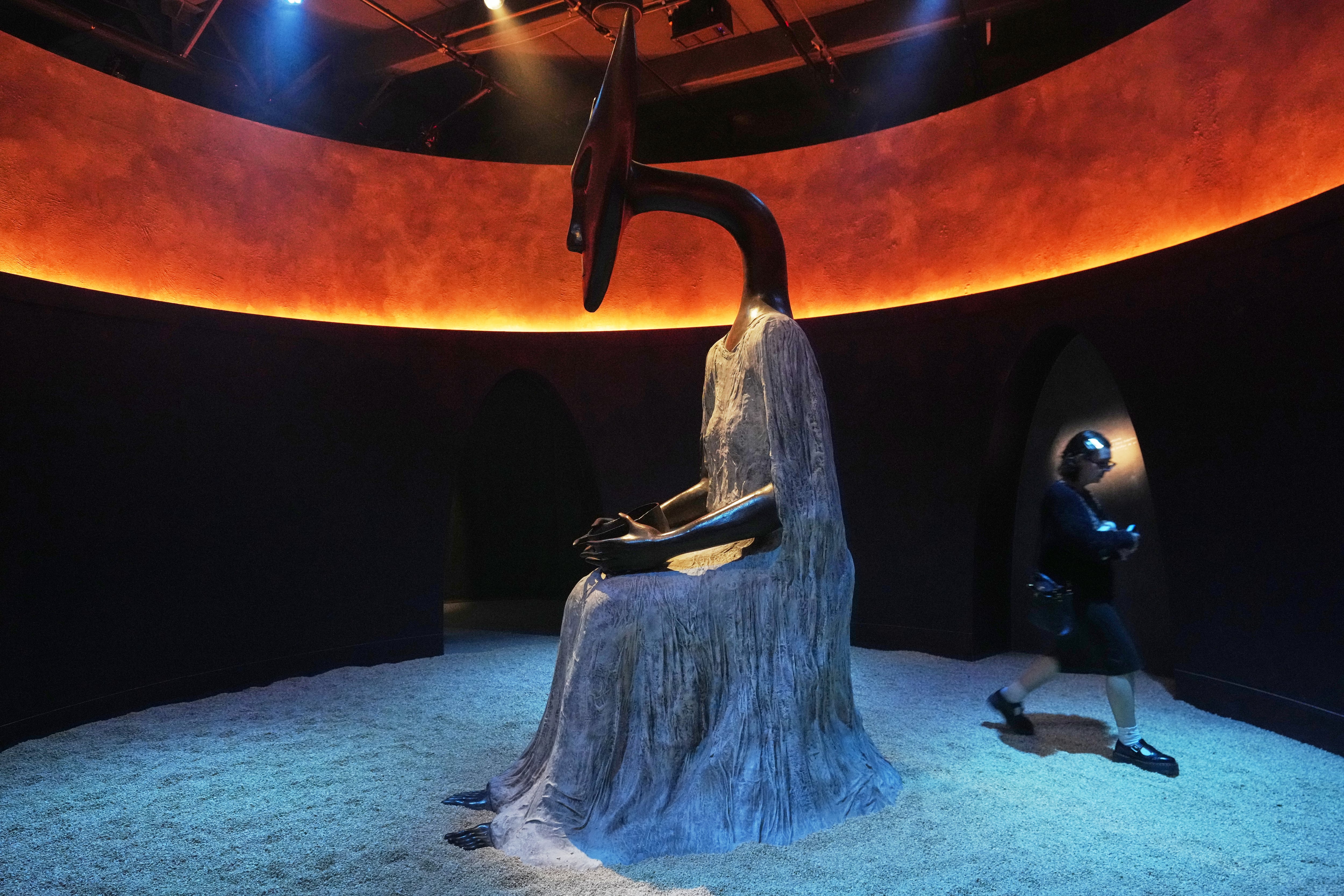 Las esculturas de Leonora Carrington se exhiben en formato inmersivo en el Centro de las Artes Inmersivas de Ciudad de México