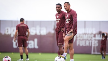 Gianluca Lapadula al lado de José Carabalí en los entrenamientos de Campo Mar. - Crédito: Universitario