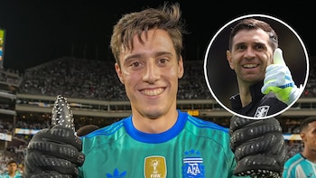 El gesto del Dibu Martínez que sorprendió a Santiago Beltrán tras su debut en el arco de la selección argentina