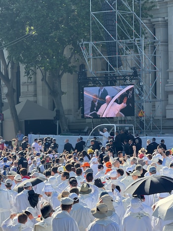 El papa León XIV se desplaza en el papamóvil por todo el recinto reservado a los fieles que vienen a verle a la misa del Corpus Christi (Infobae)