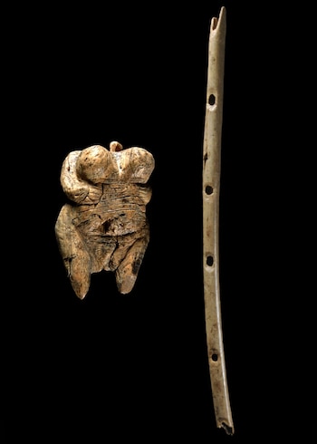 La recuperación requiere excavar por cuadrículas, avanzar pocos centímetros y tamizar sedimentos con agua y malla fina (R. Ehmann, Universidad de Tubinga)