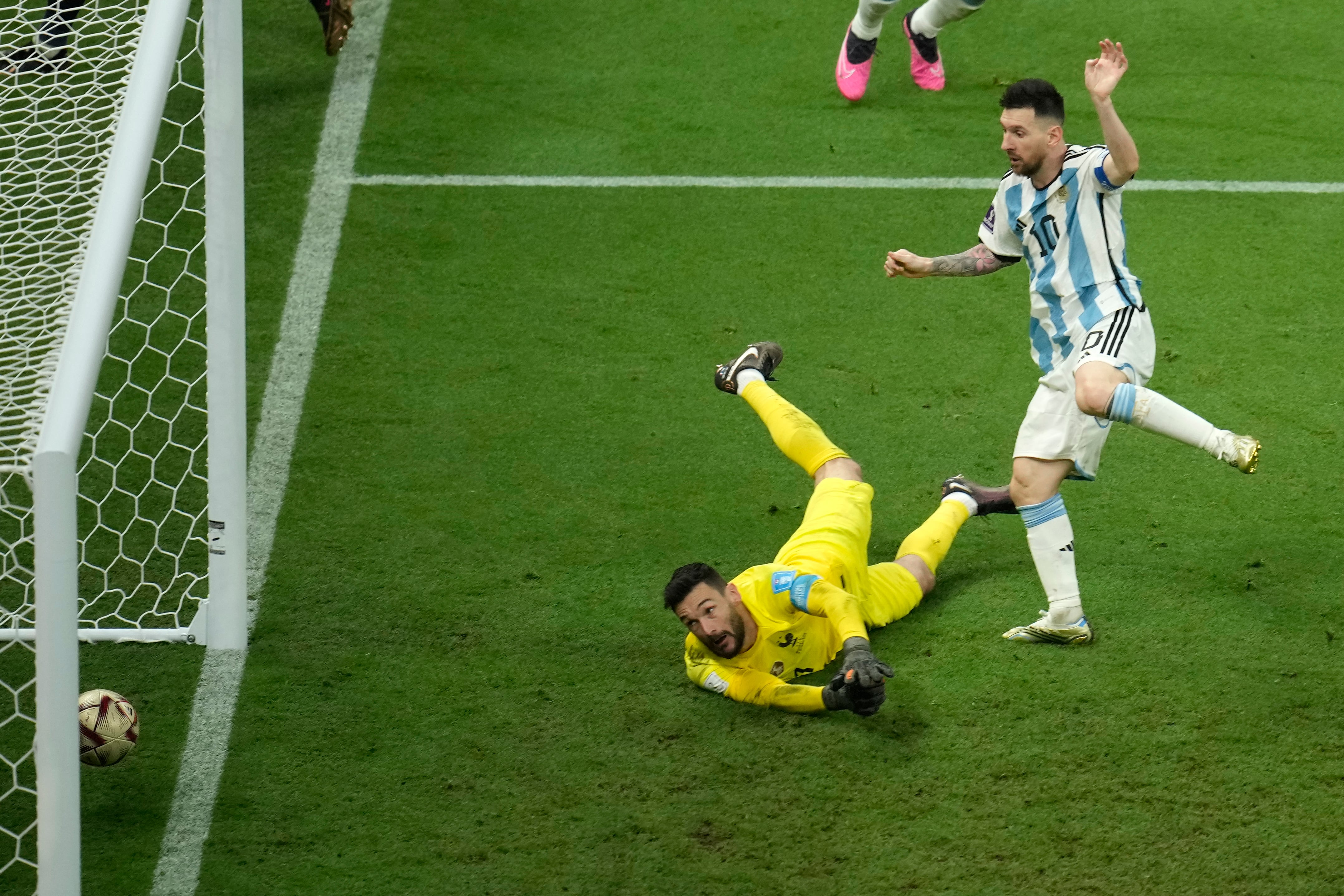 Lionel Messi, de la selección de Argentina, anota el tercer gol ante Francia en la final mundialista disputada el domingo 18 de diciembre de 2022 en Lusail, Qatar (AP Foto/Christophe Ena)