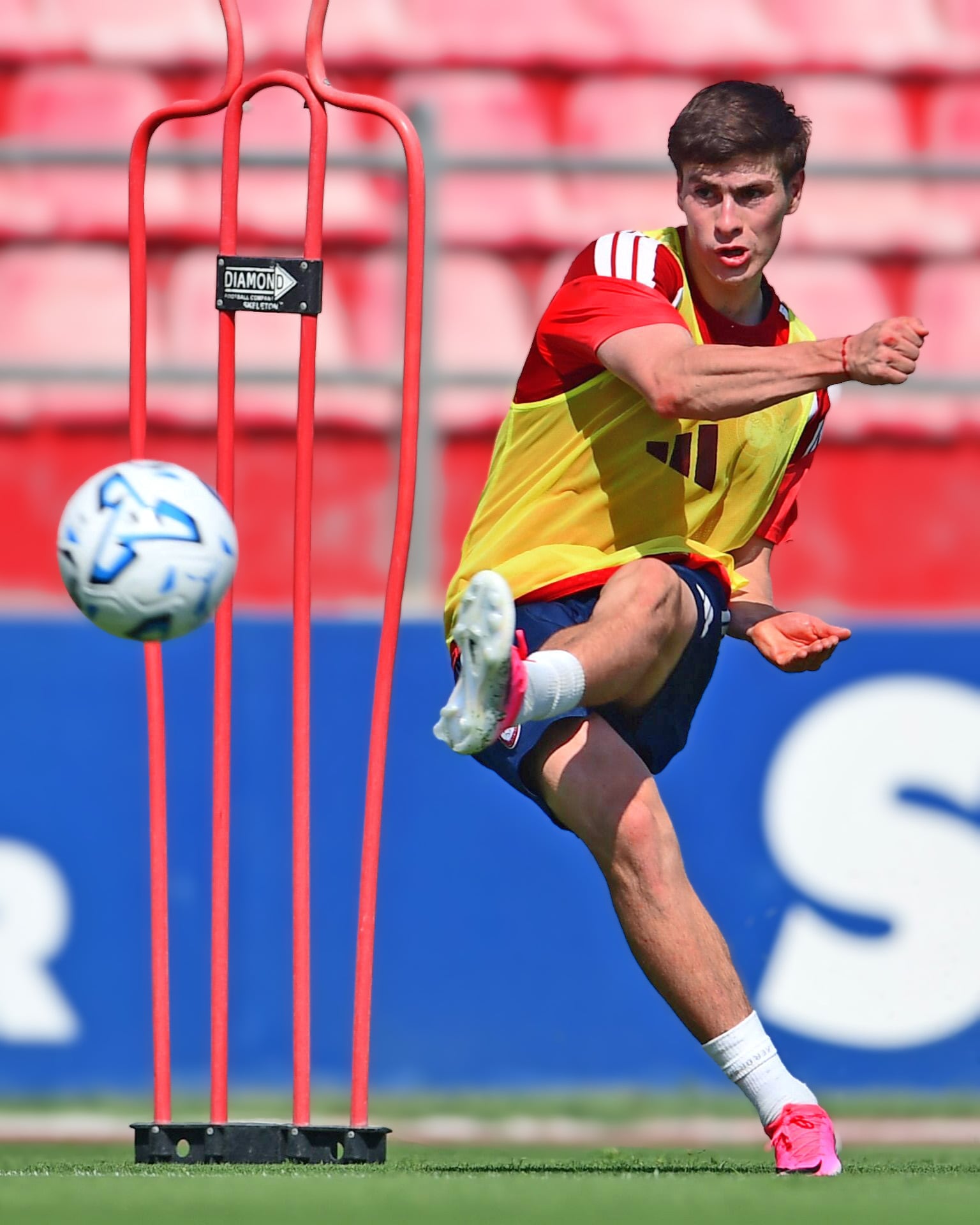 El mexicano ya se encuentra entrenando con el equipo griego. (TW Olympiacos)